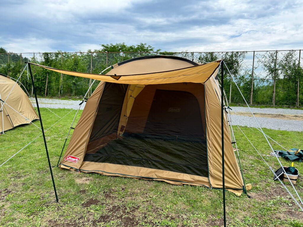 上田市近郊のキャンプ場でテントを設営した様子