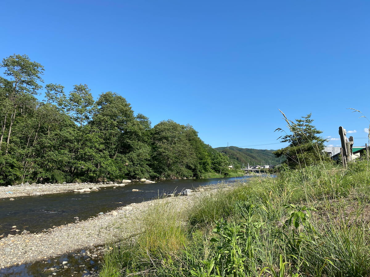 筆者撮影：上田市・依田川の清流と青空が広がる風景