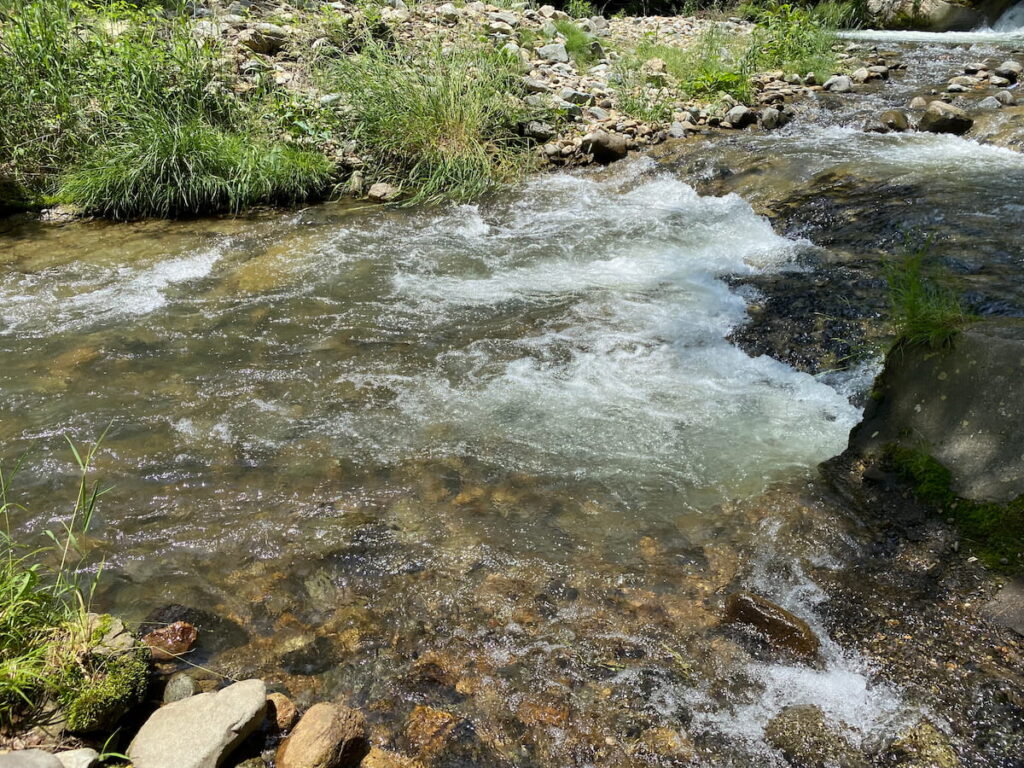 筆者撮影:千古の滝の水流。透明な流れと岩場の様子