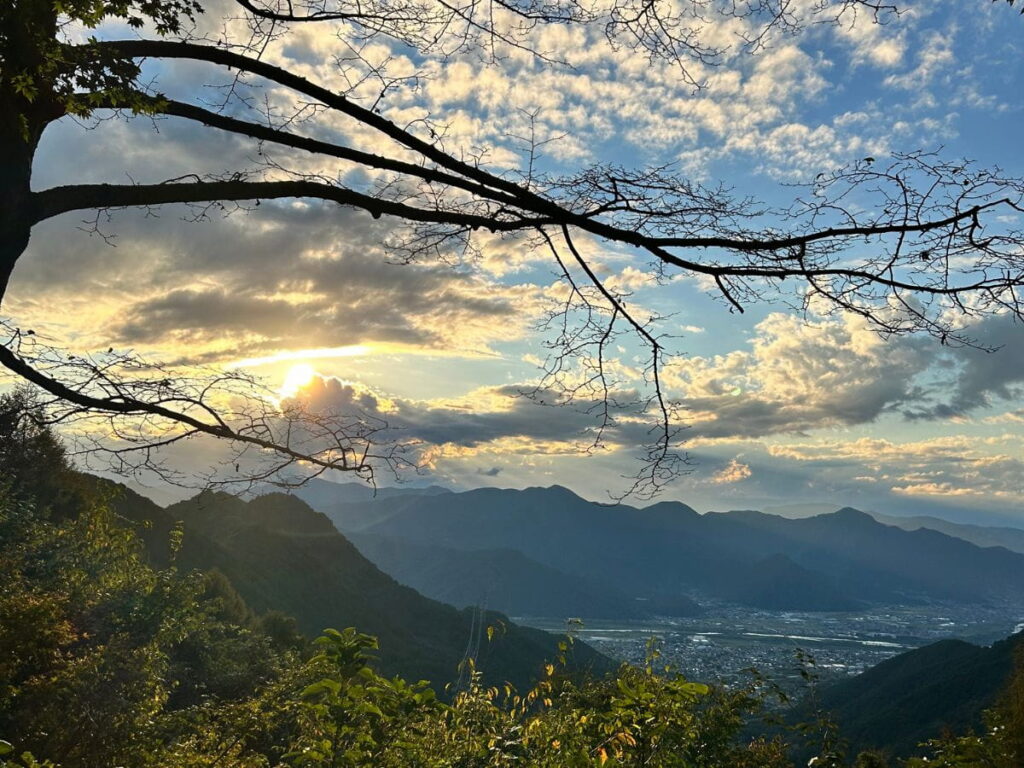 長野県上田市の太郎山と市街地の風景