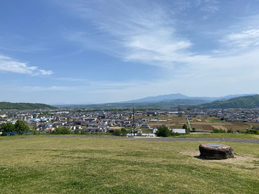 上田市玄蕃山公園から見下ろした市街地の風景。住宅街と田畑が広がる、子育てファミリーに人気のエリアの雰囲気を写した写真