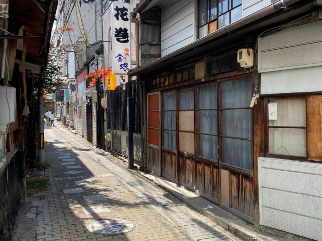 長野県上田市の袋町エリアの街並み。上田駅前に残る昔ながらの建物と路地の風景
