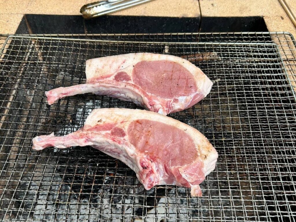 信州太郎ポークのトマホークを炭火で焼く様子(筆者撮影)