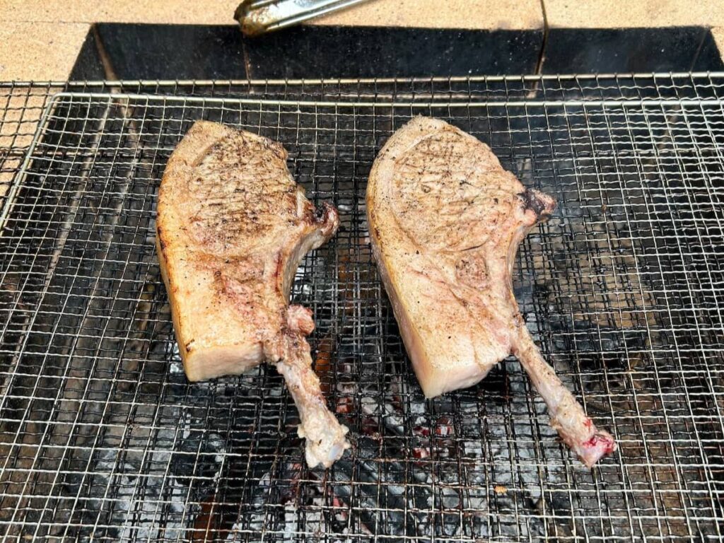 信州太郎ポークのトマホークを炭火で10分程度焼いた様子(筆者撮影)