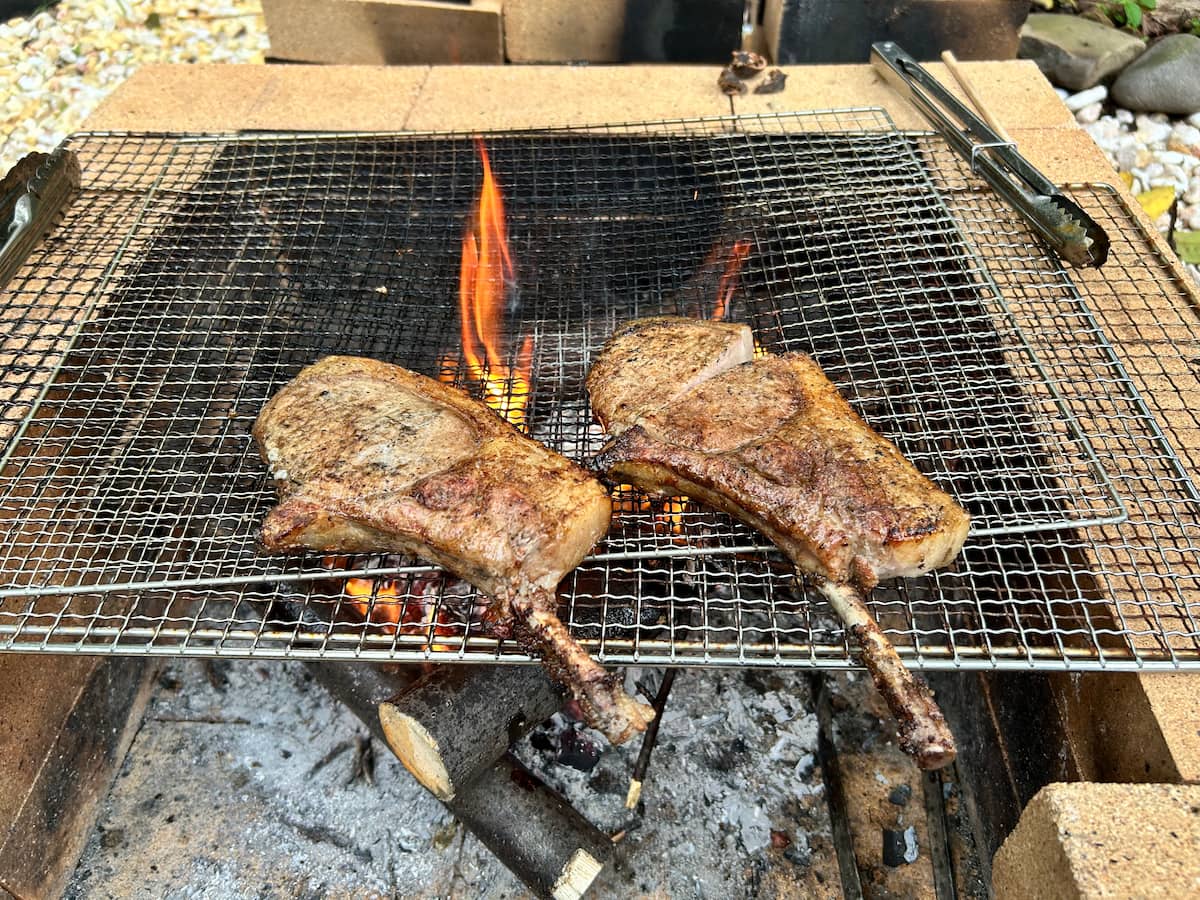 信州太郎ポークのトマホークを炭火で焼いている様子（筆者撮影）