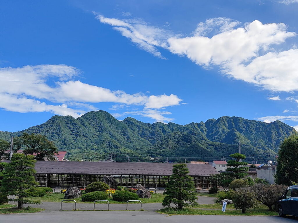 上田市塩田平エリアから望む独鈷山の風景。青空と山並みが広がる自然豊かな地域の雰囲気