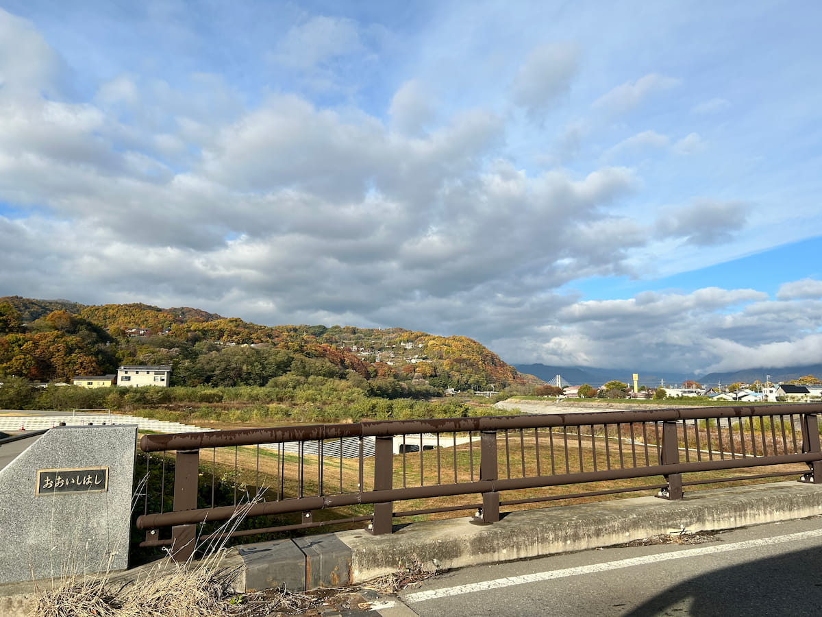 上田市大石橋から見える秋の山々と千曲川沿いの風景（筆者撮影）
