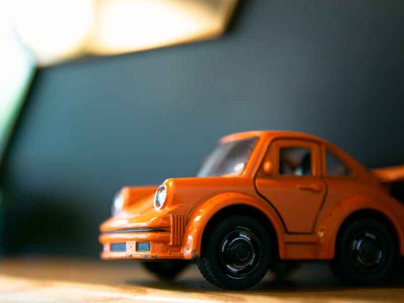 通勤が電車から車に変わったイメージを表すミニカーの写真（イメージ画像）