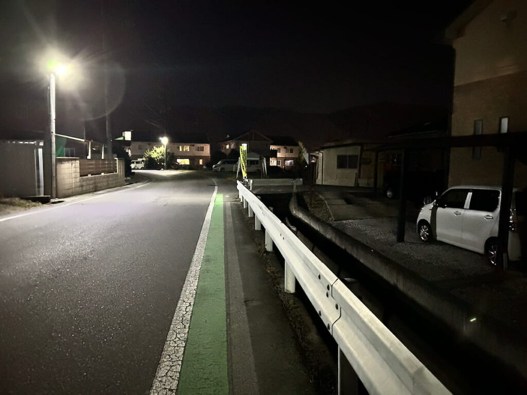 上田市の住宅地にある街灯の少ない夜道の様子