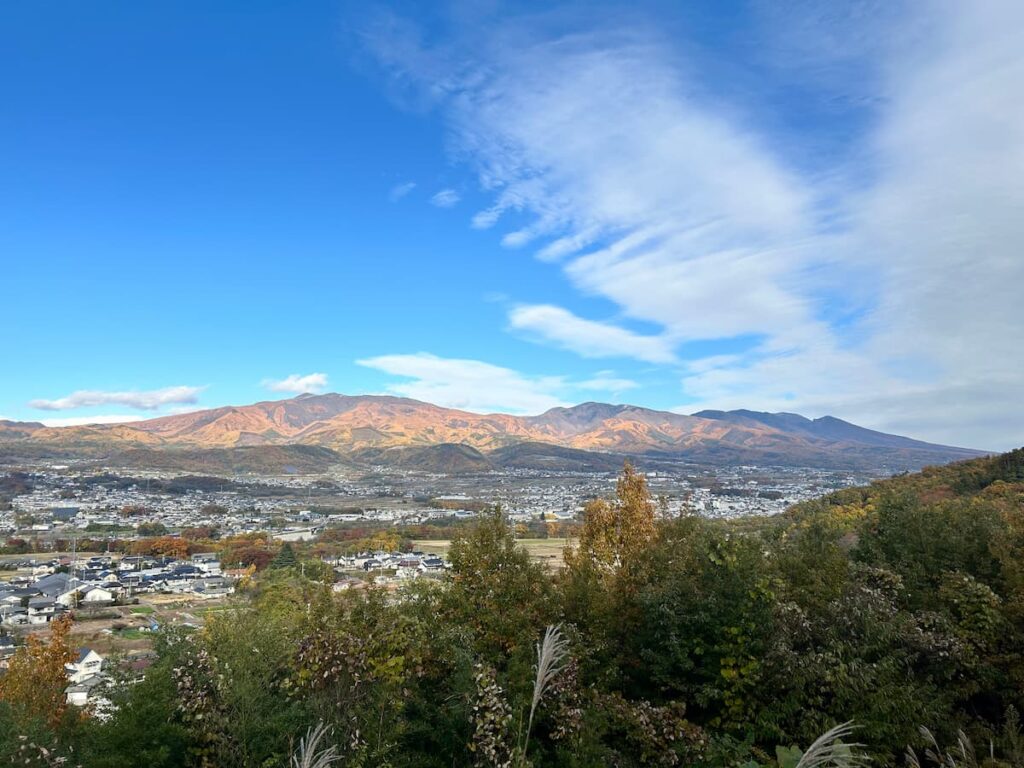 千曲ビューラインから見下ろした長野県上田市の市街地と山々の景色