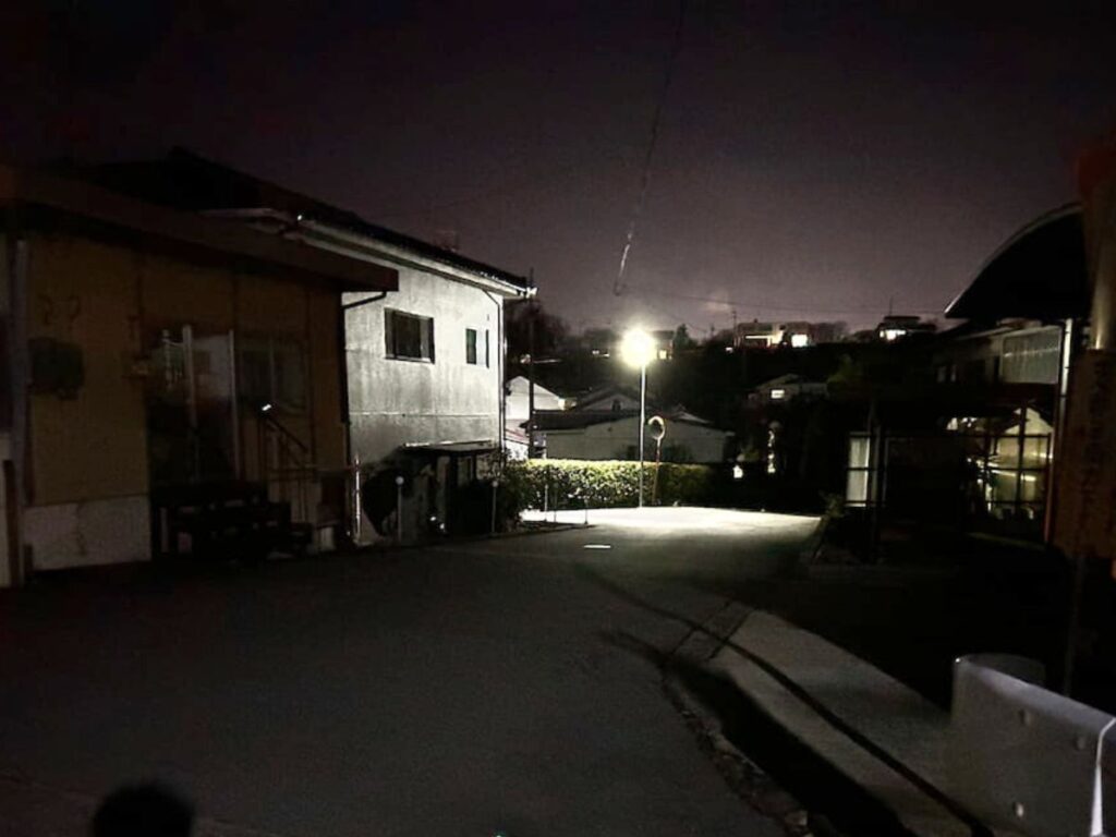 上田市の夜の住宅街の道路(街灯が少なく暗い様子)