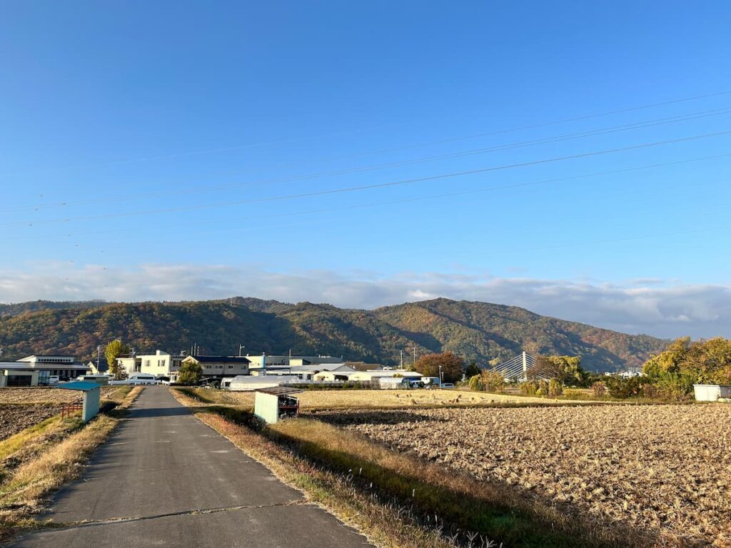 上田市郊外に広がる住宅地と田園、周囲を山に囲まれた暮らしの風景