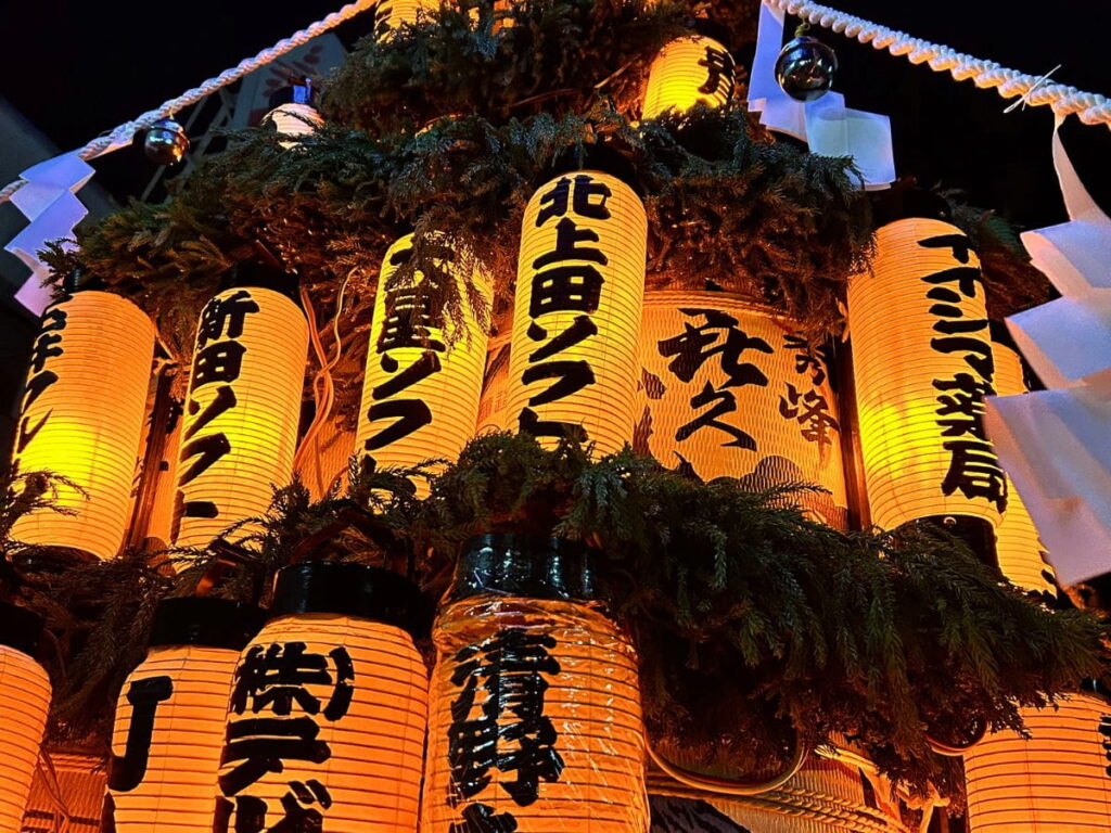 信州上田祇園祭で提灯で飾られた神輿の写真