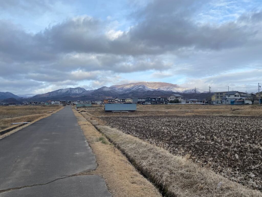 上田市の冬の田園風景と山並みの写真