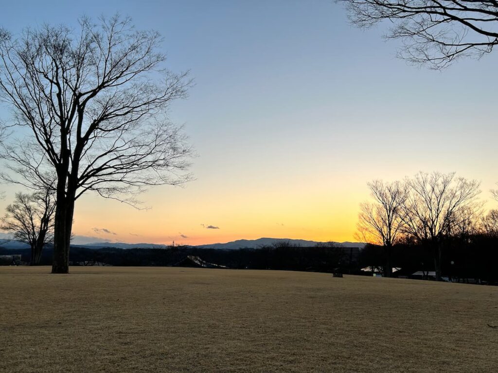 冬の夕暮れに澄んだ空が広がる東御中央公園の風景写真
