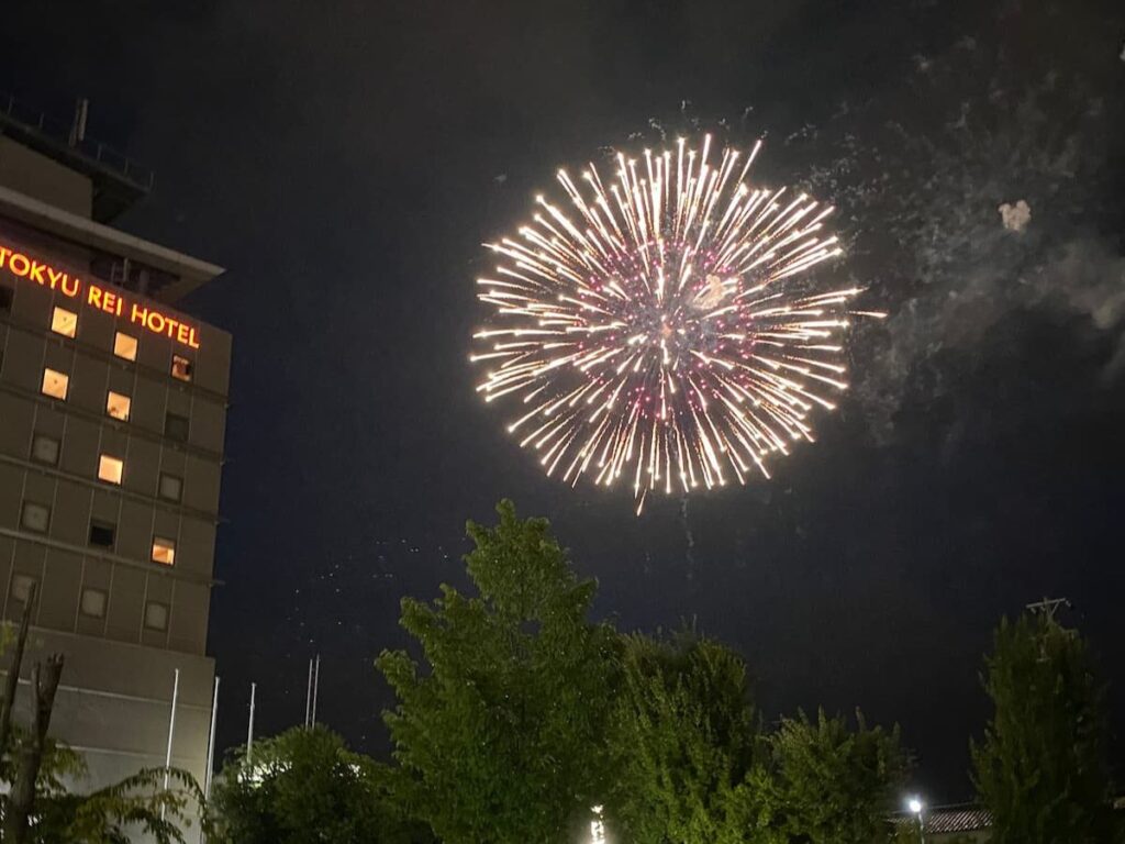 信州上田大花火大会で夜空に打ち上がる花火の写真