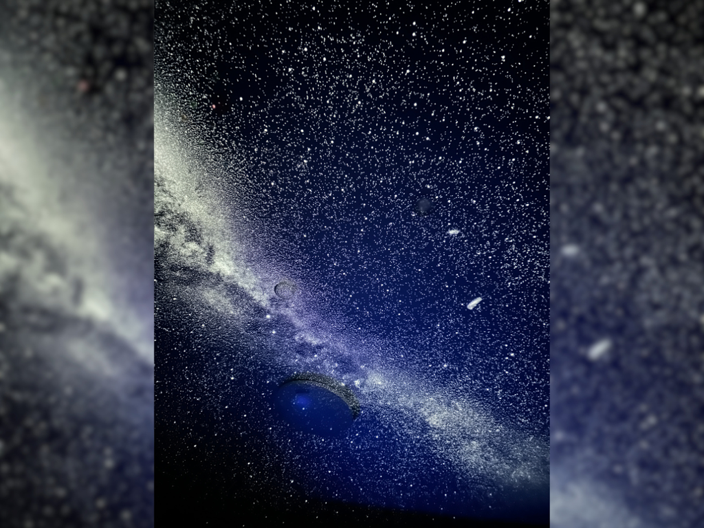 家庭用プラネタリウムで自宅の天井に投影した天の川