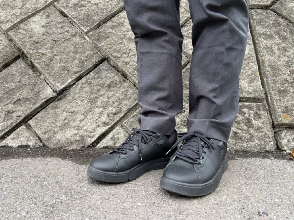 仕事用パンツに合わせたOn THE ROGER Advantage Black Black